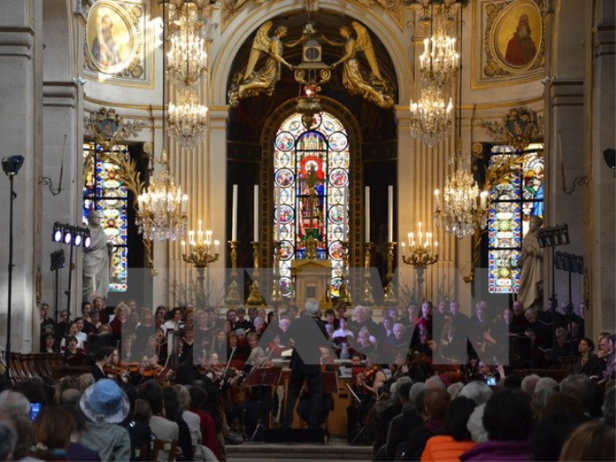 Buổi hòa nhạc tại nhà thờ Saint-Louis-en-l’Ile tại Paris. (Ảnh: Bích Hà/TTXVN)